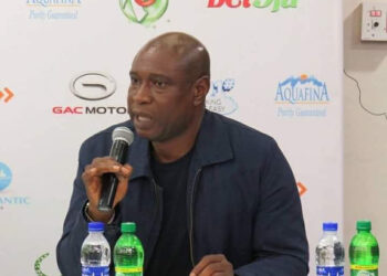 Edo Sports Commission boss, Yussuf Alli, motivates Bendel Insurance players ahead of clash with Sunshine Stars