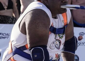 ‘Strongman’ pulls ship with teeth