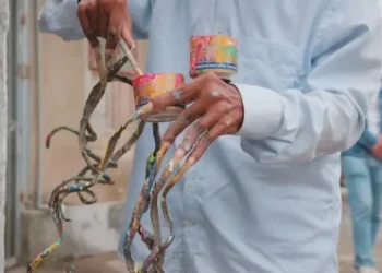 Vietnamese man who hasn’t cut his fingernails in 30 years earns Guinness World Record
