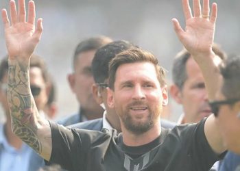 Angry fans throw chairs and bottles at Messi event in India