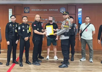 Crime boss, Steven Lyons, paraded by Bali police after airport arrest